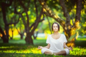 爱游戏-王者归来！詹姆斯战术革新首秀惊艳，塞尔维亚主场沸腾！